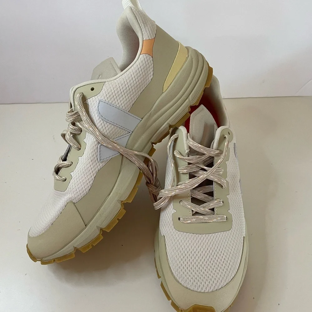NWOT Veja Dekkan Sneaker Size 10 Women’s